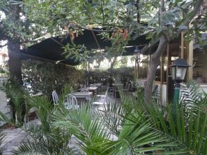 アンツィオにあるAlbergo Villa Annaの木々や植物が植えられたパティオ(テーブル、椅子付)
