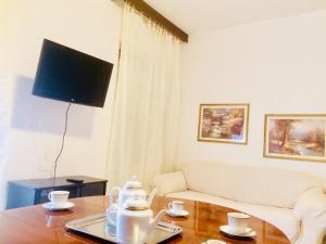 a living room with a table and a couch at A Due Passi in La Maddalena +6 photos