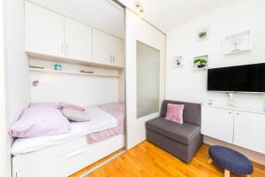 Televízia a/alebo spoločenská miestnosť v ubytovaní Studio Znjan with balcony + 30 fotografií