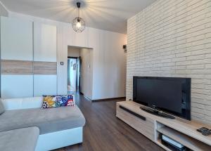 Televízia a/alebo spoločenská miestnosť v ubytovaní Mieszkanie Dorothy - ACCO RENT