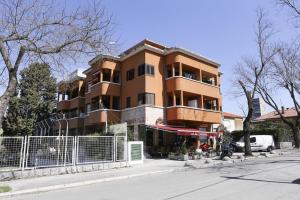 Zgradba, v kateri se nahaja apartma