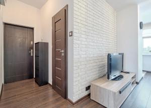Televízia a/alebo spoločenská miestnosť v ubytovaní Mieszkanie Dorothy - ACCO RENT + 4 fotografie