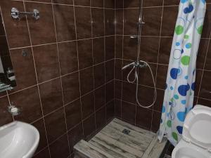 un bagno con doccia, wc e lavandino di SBakuri a Gonio