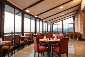 Restaurace v ubytování Chandragiri Hills Resort Kathmandu-Luxury in the Clouds