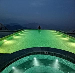 Bazén v ubytování Chandragiri Hills Resort Kathmandu-Luxury in the Clouds nebo v jeho okolí
