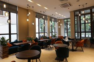 LETO Boutique Hotel Zugdidi tesisinde bir restoran veya yemek mekanı