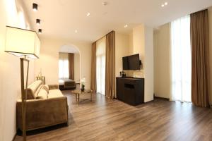 TV a/nebo společenská místnost v ubytování LETO Boutique Hotel Zugdidi