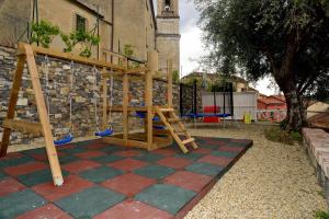 Zdjęcie z galerii obiektu casa con piscina, giardino e area giochi per bambini w mieście Diano San Pietro
