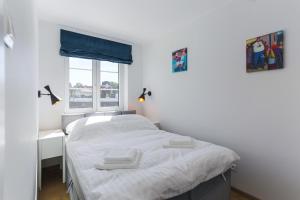 Schlafzimmer mit einem Bett, einem Schreibtisch und einem Fenster in der Unterkunft Apartament IGO OLD TOWN in Danzig