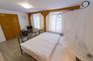 Posteľ alebo postele v izbe v ubytovaní Pension U Zámku