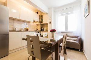 Kuchyňa alebo kuchynka v ubytovaní Stine Apartment + 11 fotografií
