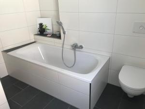 een badkamer met een wit bad en een toilet bij Gramschatzer Straße 7 in Güntersleben