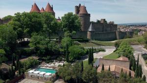 vista aerea su un castello con piscina di Hôtel du Château & Spa - Teritoria a Carcassonne