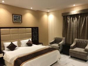 En eller flere senge i et værelse på Abraj Al Taif Furnished Units 2