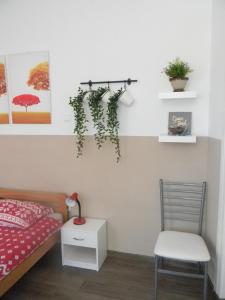 una camera con letto e sedia di Feel at home studio apartment a Matulji (Mattuglie)