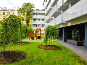 Vonkajšia záhrada v ubytovaní Warsaw Royal Stay Dzielna