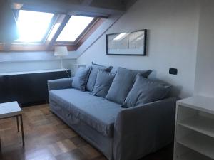 a blue couch in a living room with windows at Creuza de Ma in Tellaro