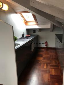 an attic kitchen with a sink and a stove at Creuza de Ma in Tellaro