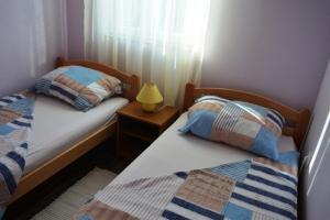 Posteľ alebo postele v izbe v ubytovaní Apartmani Anđela