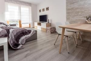 sypialnia ze stołem i łóżkiem oraz jadalnia w obiekcie Apartament Kasia w mieście Karpacz
