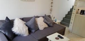 ein Sofa mit Kissen darauf im Wohnzimmer in der Unterkunft The Summer House in Polis Chrysochous