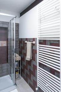 a bathroom with a shower with a glass door at Guest House Seme Di Faggio in Miasino