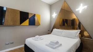 1 dormitorio con 1 cama con 2 toallas en Italianway - Vigna 3, en Milán