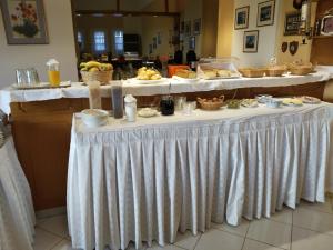 - une table avec un buffet de plats dans l'établissement Le Due Sorelle, à Spilia