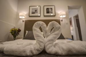 un letto con cigni fatti per assomigliare a un cuore di Europa Hotel a Sliema