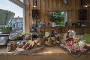 - une cuisine avec une table et un bouquet de nourriture dans l'établissement Les Chambres du Vivier, chambres d'hôtes et gîte - à 100m -, à Durbuy