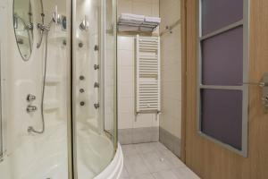 Koupelna v ubytování Lido Hotel + 35 fotografií