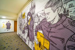 um corredor com um mural de um homem em Hotel Uno Prague em Praga