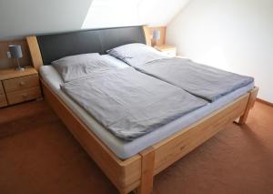 Schlafzimmer mit einem Bett mit weißer Bettwäsche in der Unterkunft Messezimmer Krefeld in Krefeld