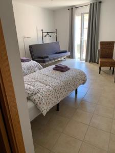 1 dormitorio con 2 camas y piano en Hostal Casa Michaels, en Móra d'Ebre