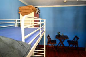サンティアゴ・デ・コンポステーラにあるAlbergue O Fogar de Teodomiroのベッドルーム1室(二段ベッド1組、テーブル、椅子付)