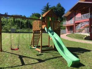 einen Spielplatz mit Rutsche im Hof in der Unterkunft Hotel Langhe & Monferrato in Costigliole dʼAsti
