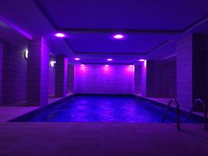 A piscina localizada em Rama Yanbu Hotel-Suite ou nos arredores