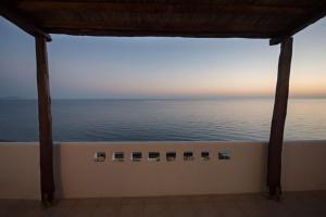 una bañera con vistas al océano. en Kionia Apartments, en Kerames