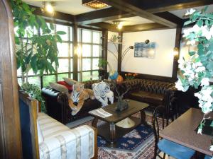 坦佩雷Hotel Lamminpää的客厅里有一张沙发和一张桌子。