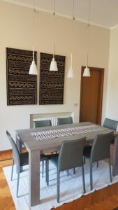 una sala da pranzo con tavolo e sedie di Ferrari Suite Modena a Modena