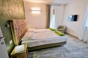Televízia a/alebo spoločenská miestnosť v ubytovaní Verdeulivo Relax Home - Ruculì Hospitality