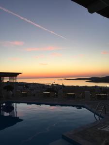 a view of the sunset from a swimming pool at Sunset View Hotel in Parikia