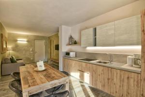 Kuchyňa alebo kuchynka v ubytovaní Verdeulivo Relax Home - Ruculì Hospitality