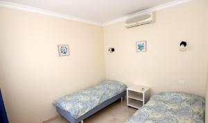 Tempat tidur dalam kamar di Mogán suite