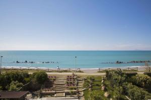 een uitzicht op het strand met mensen die zwemmen in de oceaan bij B&B Il Capitano in Capo dʼOrlando