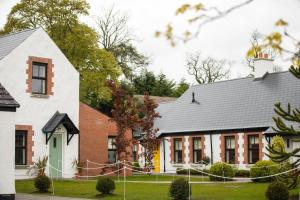 une maison blanche avec un toit noir dans l'établissement Galgorm, à Ballymena