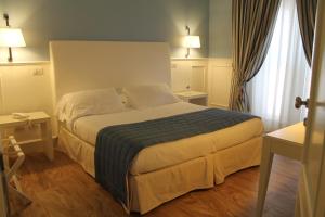 Кровать или кровати в номере Helios Hotel