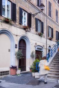 una persona caminando delante de un edificio en Nerva Accommodation, en Roma