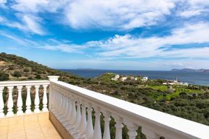 un balcón con vista al mar en Villa Palma, en Sitia