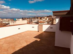多尔加利CAV Mameli的可以俯瞰城市的阳台